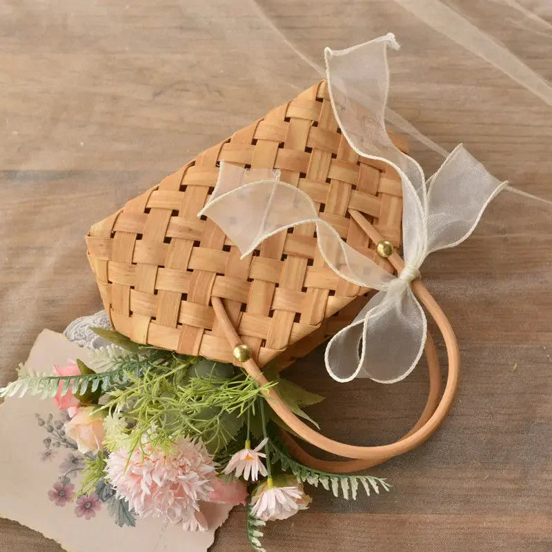 Détail du tressage du panier en rotin naturel