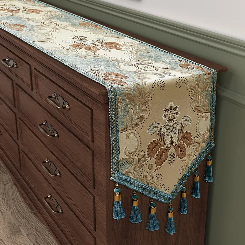nappe décoration florale élégante beige bleu turquois bordure glands pomponsFRINGES