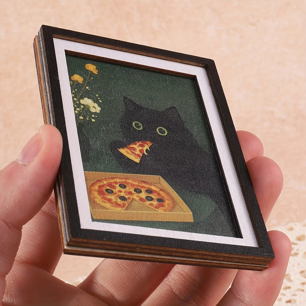 aimant réfrigérateur art minimaliste chat noir pizza fleurs blanches fond vert effet toile cadre