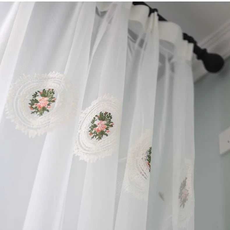 rideau brodé florale classique romantique transparent blanc anneaux suspension maison