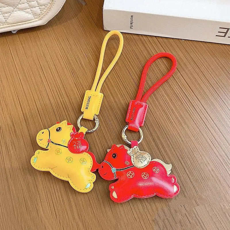 porte clés moderne rouge jaune motif géométrique brillant pendentif cœur doré anneau métallique