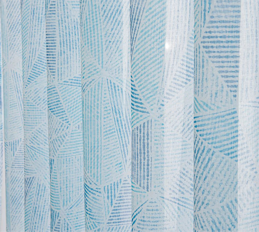Voilage à ruflette grande largeur avec motif géométrique bleu translucide.