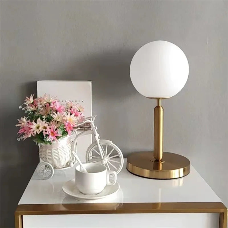 Détail de l'abat-jour en verre laiteux de la lampe de chevet design