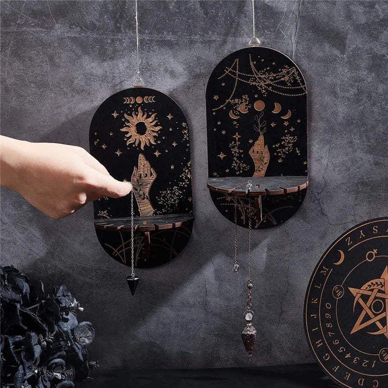 étagère murale noire dorée ornementations astrologiques pendeloques semi précieuses artisanal