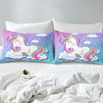 Housse de couette multicolore dans une chambre d'enfant