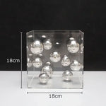 décoration moderne cube transparent boules colorées rouge bleu argent doré minimalistes