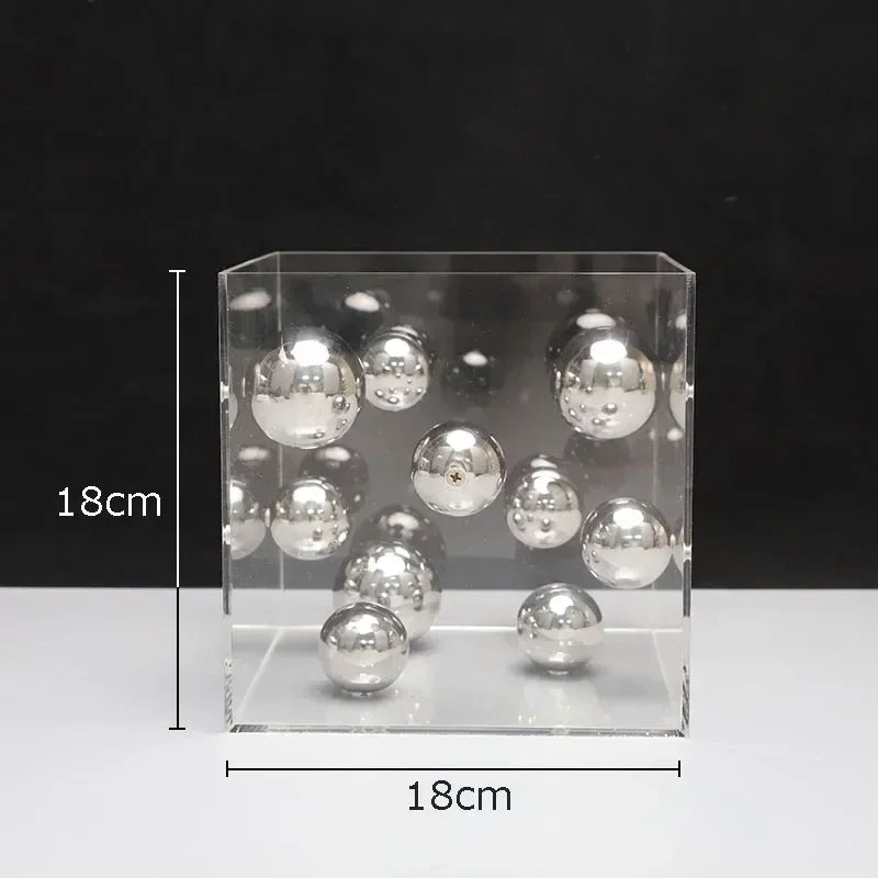 décoration moderne cube transparent boules colorées rouge bleu argent doré minimalistes