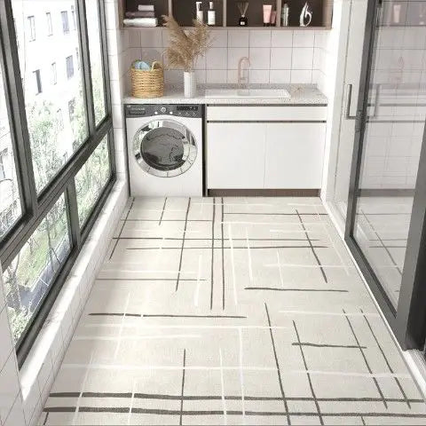 L'image montre une cuisine moderne avec un plancher carrelé blanc et noir, une machine à laver et des étagères murales.