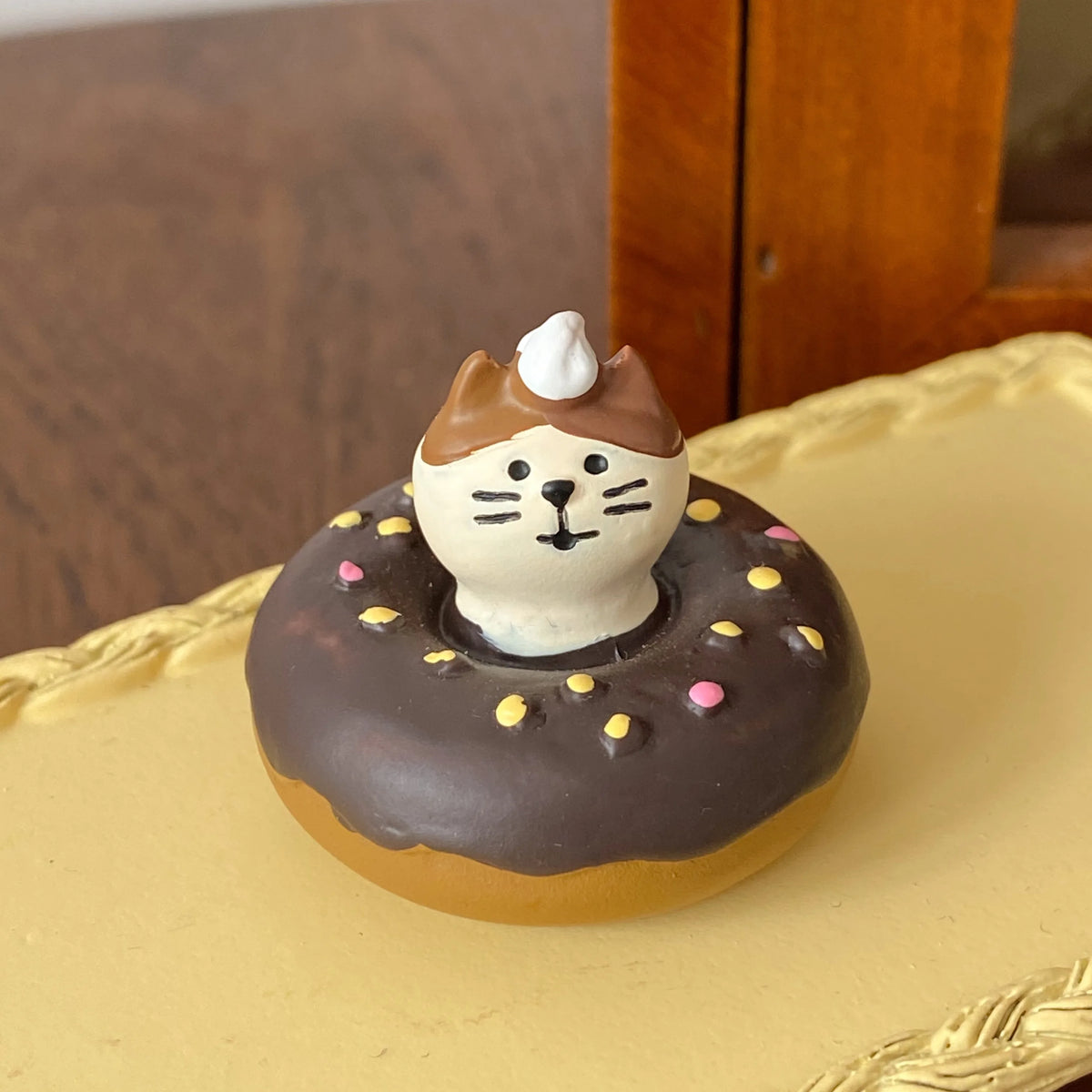 figurine animale kawaii résine blanc marron noir rose gris chapeau ruban bakery open chocolate