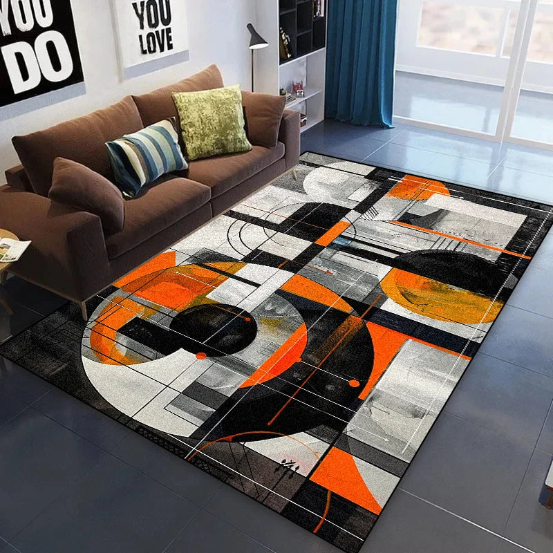 Tapis abstrait multicolore aux motifs géométriques, avec des formes noires, orange et grises, créant une composition moderne et dynamique qui s'intègre parfaitement dans le salon.