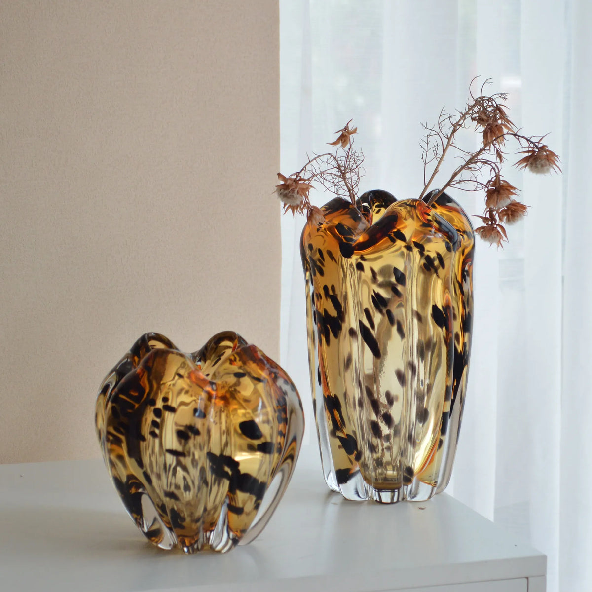vase moderne opaques marbré taches noires marron noir beige décoration table arrangement floral
