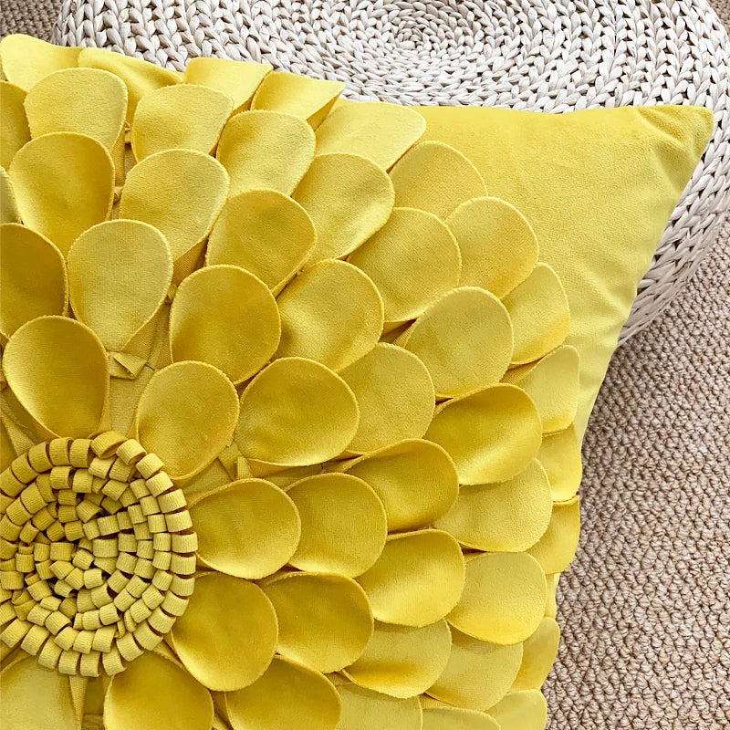 coussin velours moderne motif fleurs relief jaune gris rose blanc décoration intérieure sofa chaise