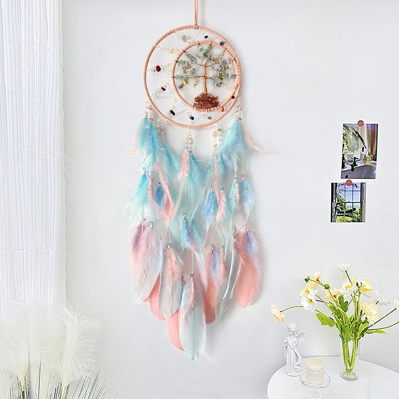 Un beau capteur de rêves en plumes colorées suspendu sur un mur blanc, avec des fleurs et des décorations à l'arrière-plan.