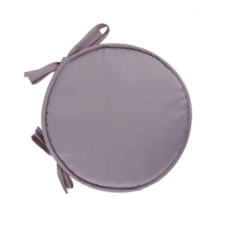 Coussin de chaise rond en éponge couleur beige sur une chaise en bois