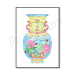 Vase coloré orné de fleurs et d'oiseaux sur fond bleu.