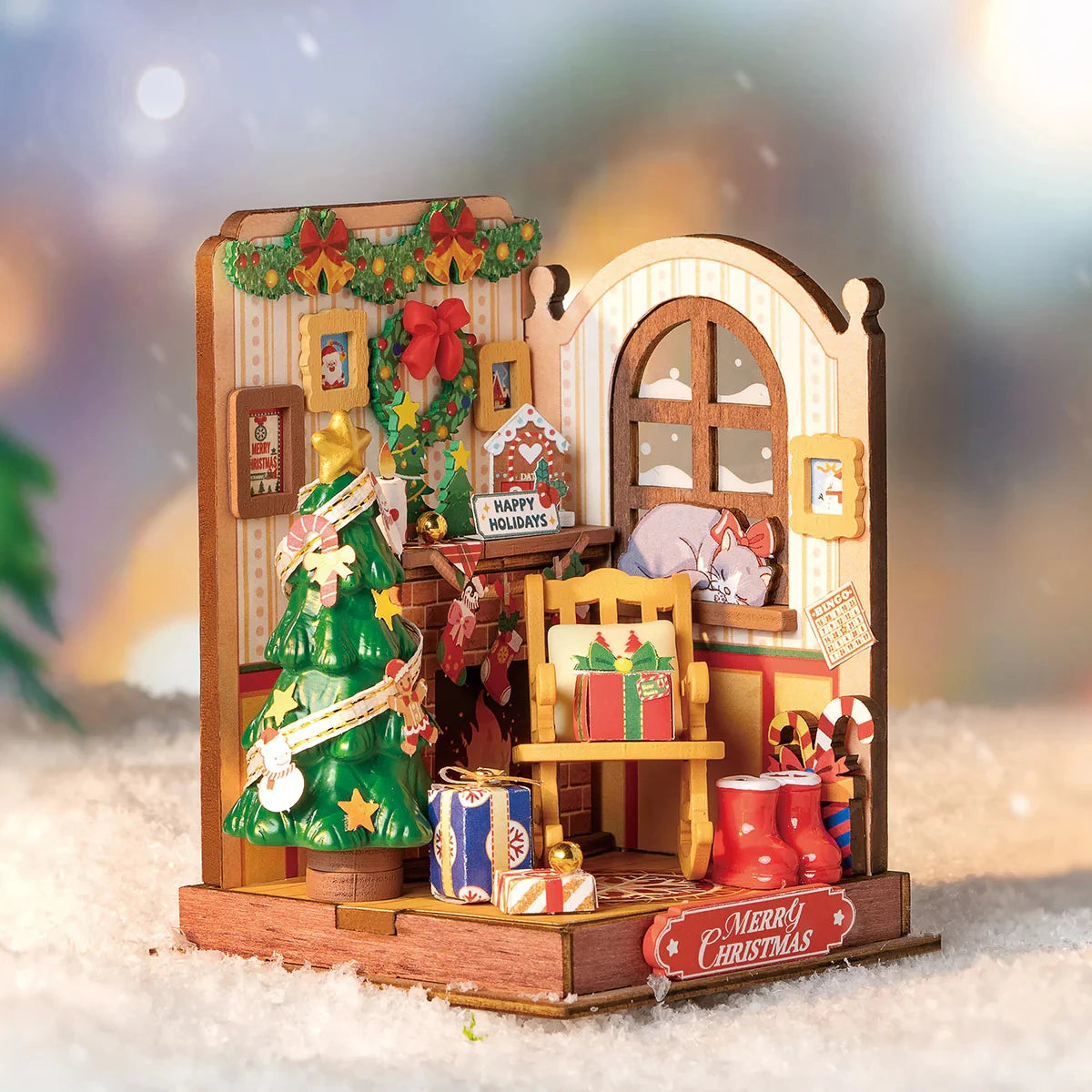 Détails de la cheminée et des décorations festives miniatures