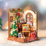 Détails de la cheminée et des décorations festives miniatures