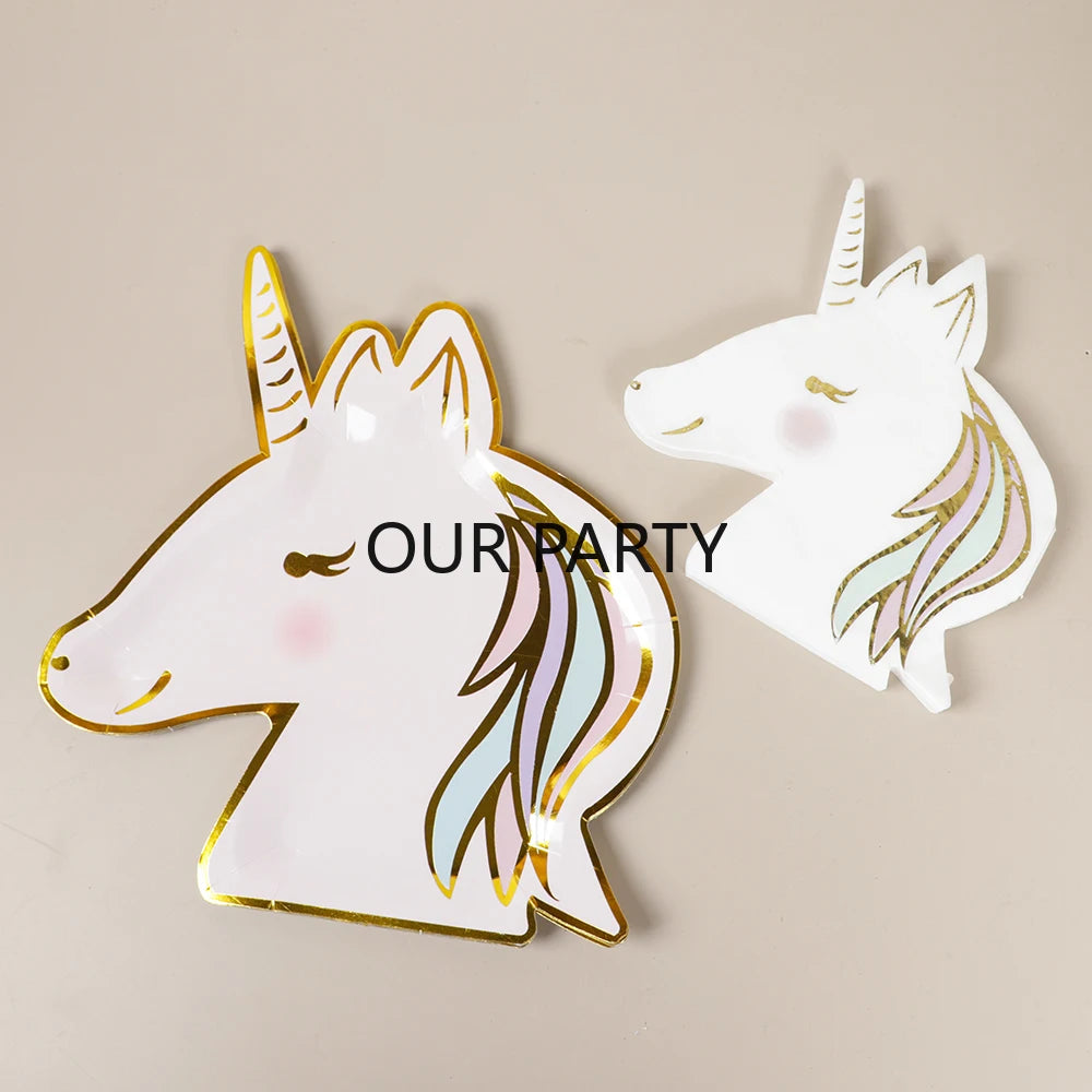 assiettes licorne dorées serviettes motifs arc ciel festifs enfants célébrations colorées tables
