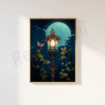 Cette image montre une lanterne illuminée dans un paysage nocturne enchanteur, avec une pleine lune brillante dans le ciel étoilé et des papillons volant autour de la scène.