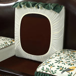 Un coussin décoratif en tissu blanc et vert orné de plissés évoque un design élégant dans un salon accueillant.