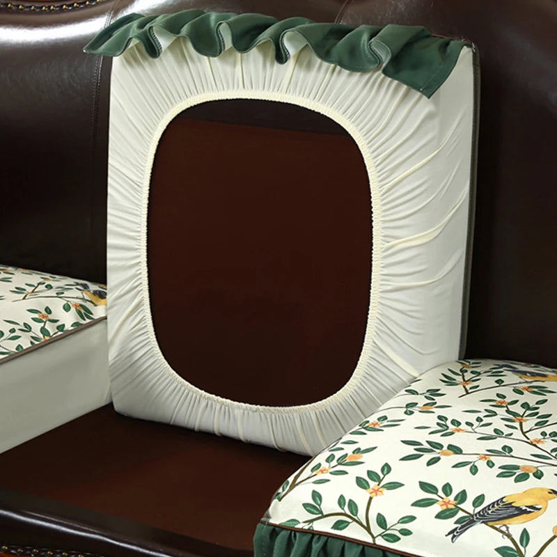 Un coussin décoratif en tissu blanc et vert orné de plissés évoque un design élégant dans un salon accueillant.