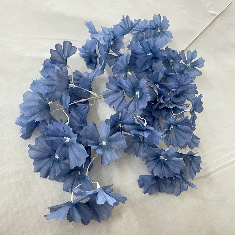 guirlande fleurs artificielles bleu clair rouge blanc rose pâle moderne minimalisteintérieur décoration mariage anniversaire