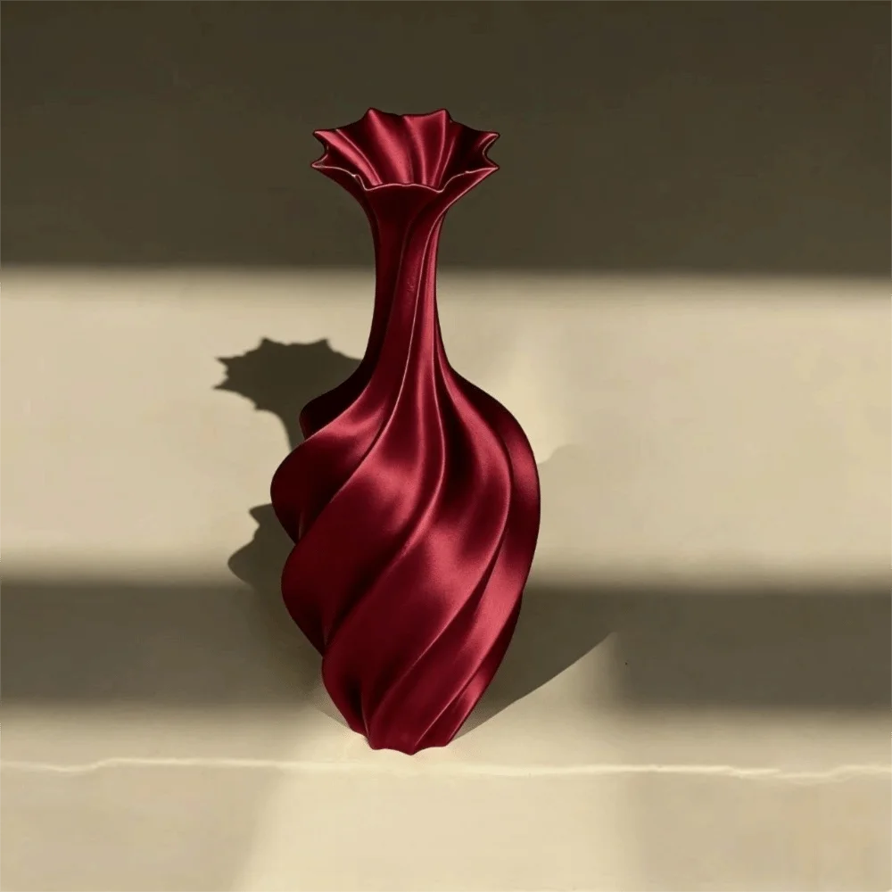 vase decoratif moderne blanc noir rouge motifs ondules plisses aspect satiné sculpture maison arrangement