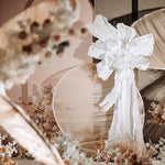 Fleur iris blanche sur fond de scène anniversaire