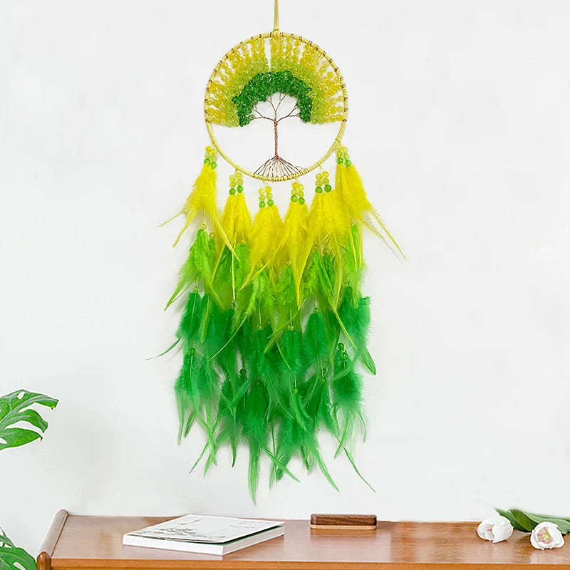 Un lumineux attrape-rêves décoratif aux plumes vertes et jaunes, représentant un arbre de vie dans un cercle doré, avec des perles vertes ornant ses branches.