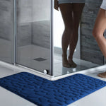 tapis bain gris clair texture cailloux moderne adhésif 150x45cm polyester absorbant