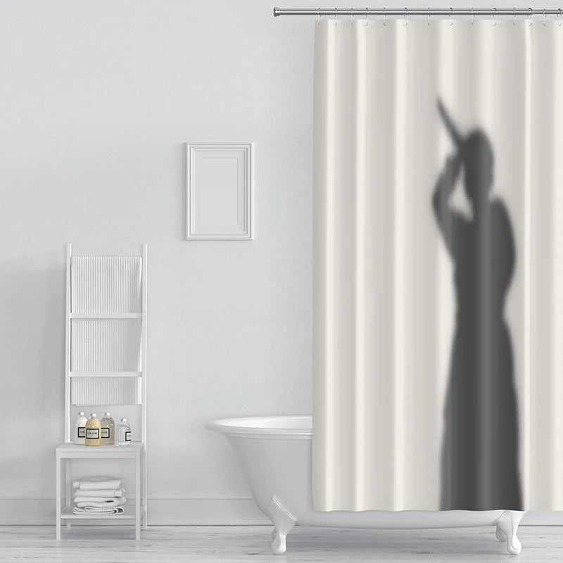 rideau douche moderne beige personne levant main crochets respectueux environnement polyester