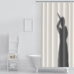 rideau douche moderne beige personne levant main crochets respectueux environnement polyester