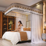 La chambre de style élégant arbore un lit à baldaquin drapé de rideaux blancs et de détails dorés, offrant un environnement relaxant et luxueux.