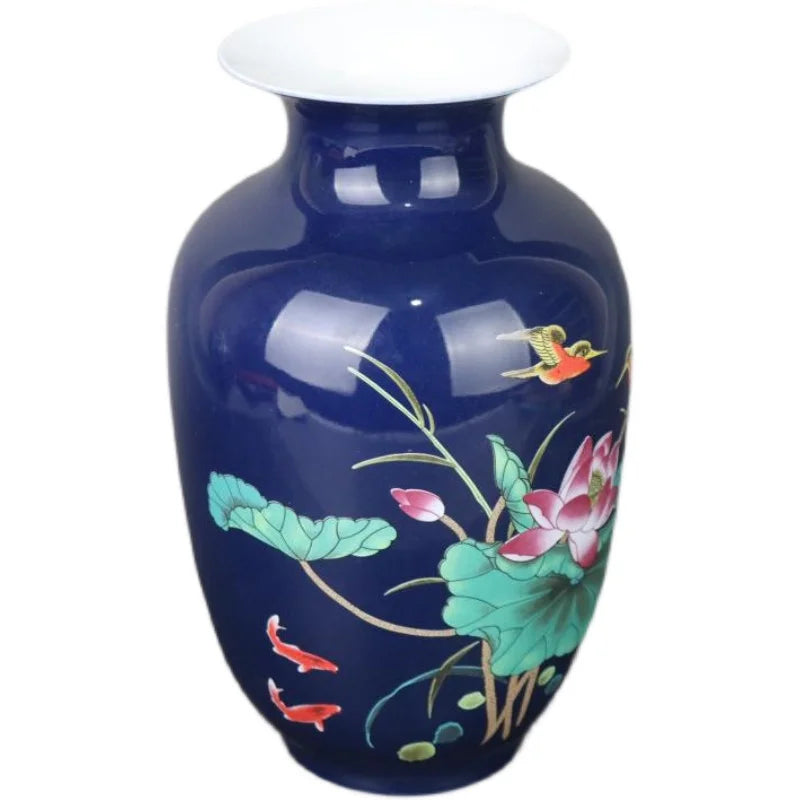 Un magnifique vase bleu foncé orné de fleurs de lotus colorées et de poissons nageant dans un étang.