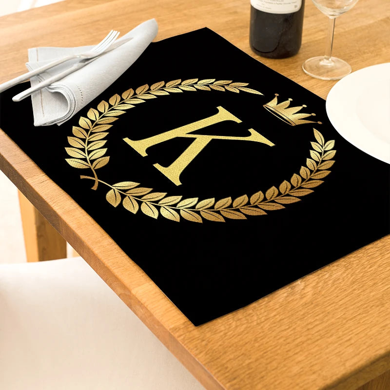 serviettes table classiques noires lettres dorées feuilles guirlande élégantes vaisselle respectueuses environnement