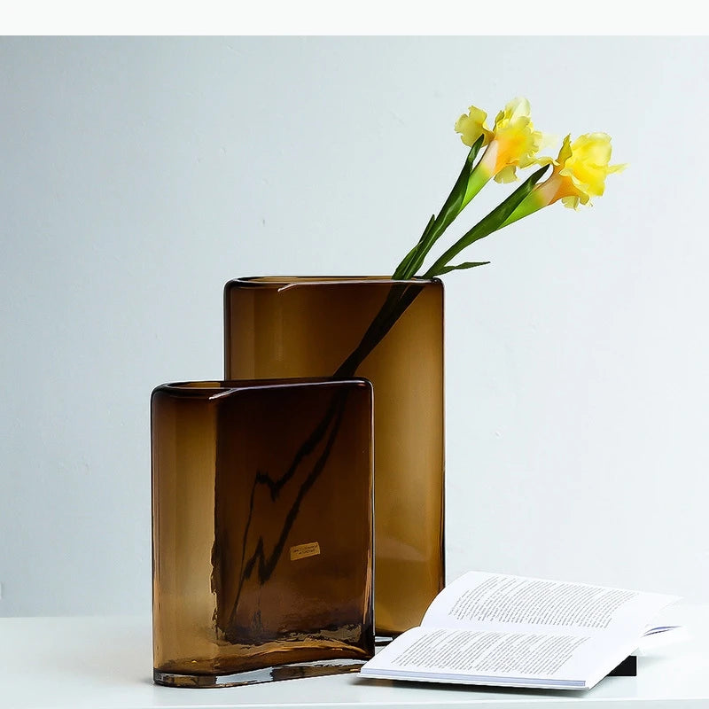 vase contemporain marron foncé transparent moderne fleur jaune branchette rouge verte