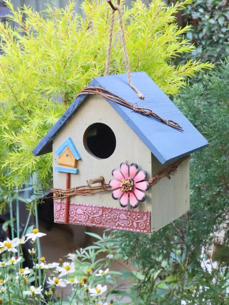 nichoirs oiseaux motifs floraux abeille coccinelle couleurs vives cordelette jardin balcon pastorale