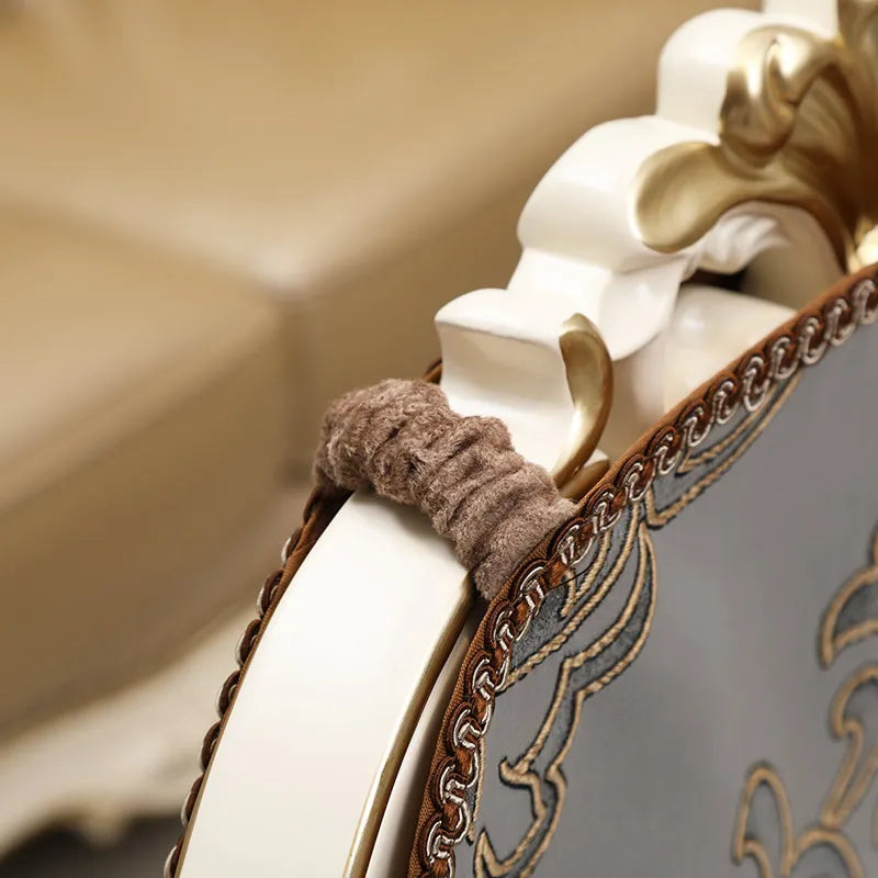 Une image gros plan d'un cadre décoratif en bois sculpté et ornementé, avec des détails dorés et une texture douce.