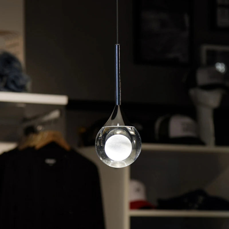 suspension lumineuse moderne noir argenté transparent serviettes peignoirs osier decoration interieur minimaliste