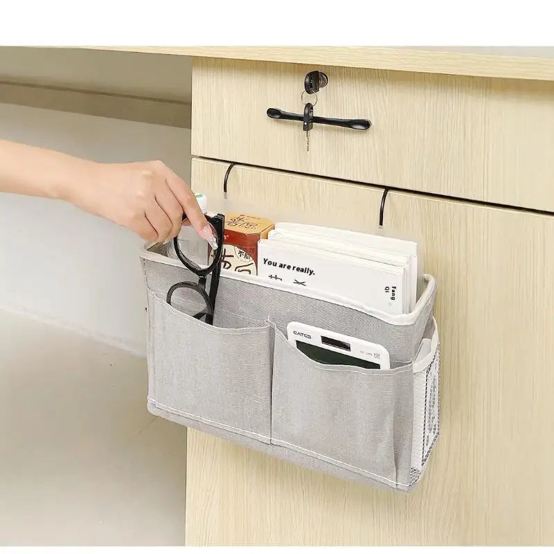 organisateur suspendu lit tissu texturé gris clair poches différentes tailles minimaliste fonctionnel