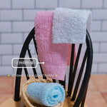 serviettes miniatures décoratives bleu clair rose blanches poilues texturées accessoires poupée miniature présentées pliées