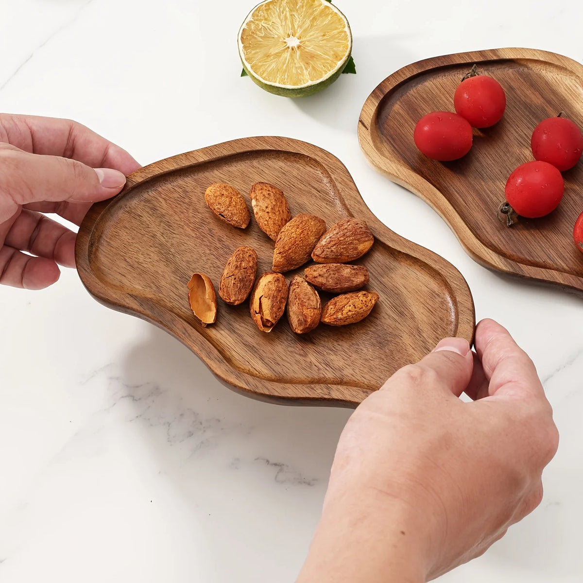 assiettes bois marron clair grain naturel moderne organique décoration cuisine repas festive
