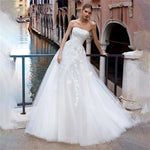 robe mariée blanche bohème sans bretelles dentelle fleurs appliquées longue traîne élégante simple