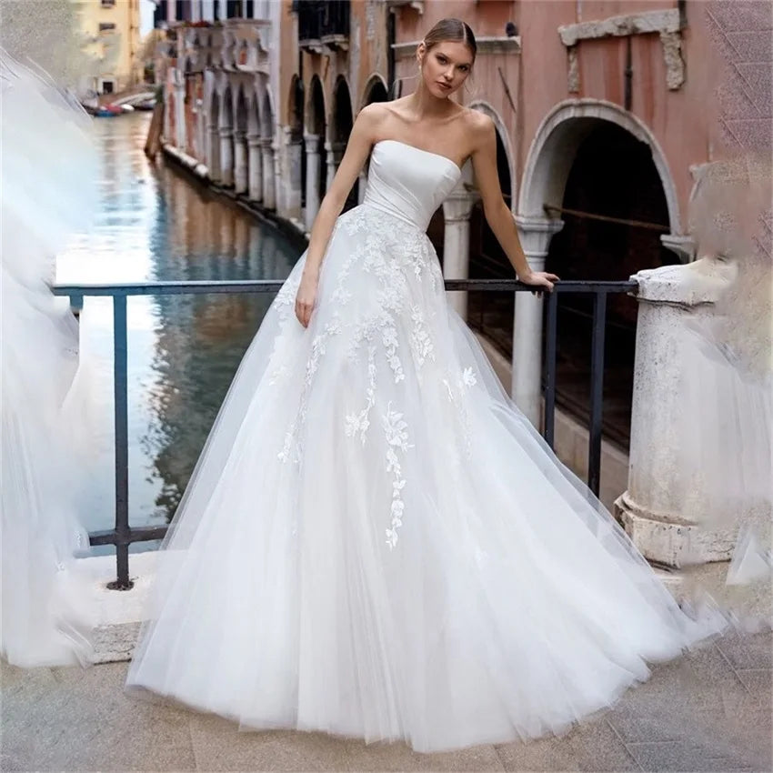 robe mariée blanche bohème sans bretelles dentelle fleurs appliquées longue traîne élégante simple