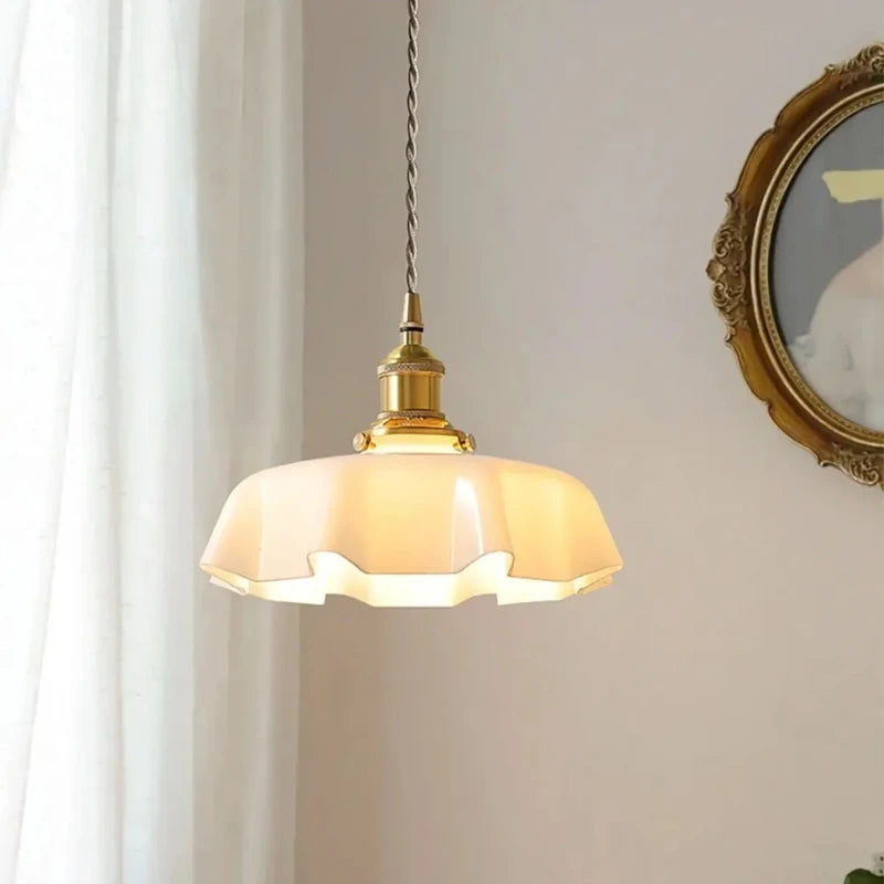 lampe suspendue vintage blanc doré texture ondulée brillante chaîne étude chambre couloir