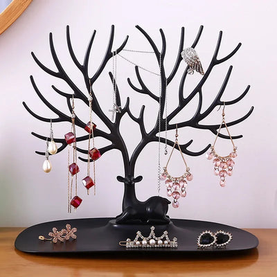 Présentoir à bijoux arbre cerf design vert sur une coiffeuse