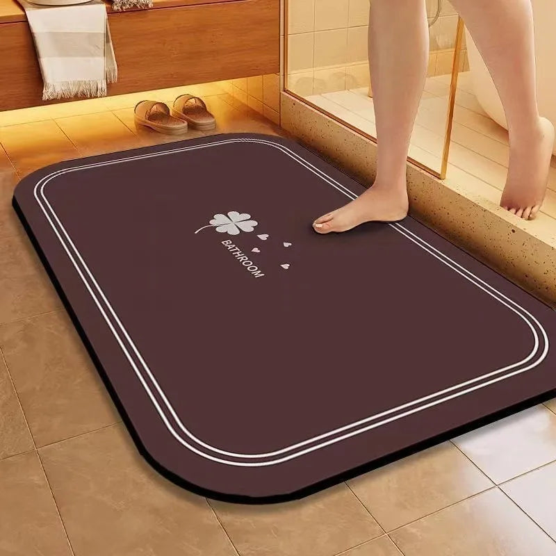 Un tapis de sol confortable et antidérapant avec un motif de trèfle dans un intérieur chaleureux.