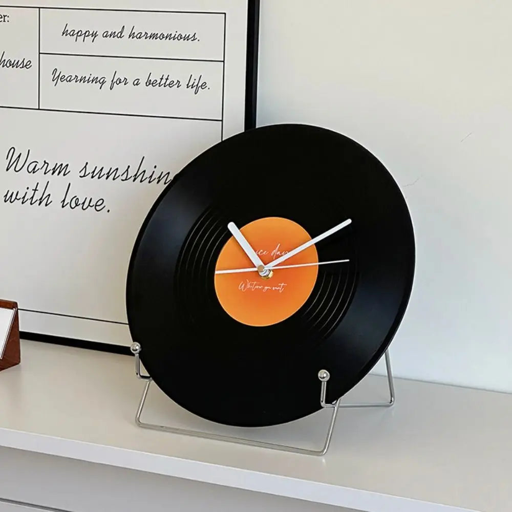 horloge murale vintage disque vinyle noir orange aiguilles blanches support métallique minimaliste moderne decoration