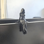 statue gothique femme assise noir texture 3d plis drapés ornement mystérieux roses noires citrouille