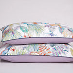 Housse de couette 200x200 grise avec imprimé fleurs dans une chambre décorée